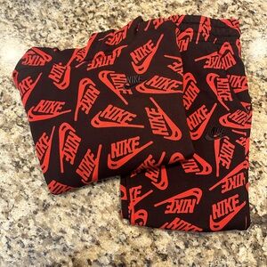 boys Nike jogging set ( size8)